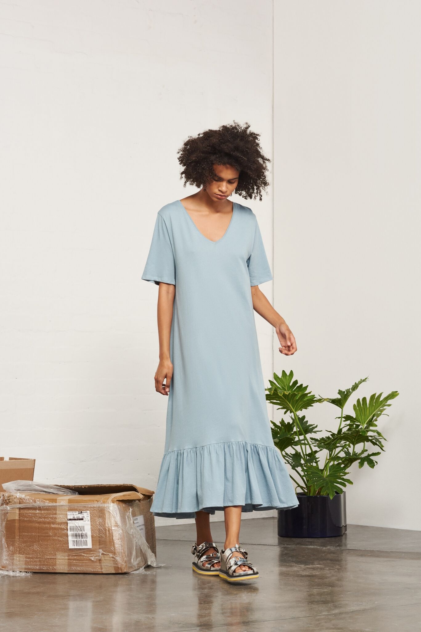 Cotton silk gathered dress with scalloped hemline and laced sleeves